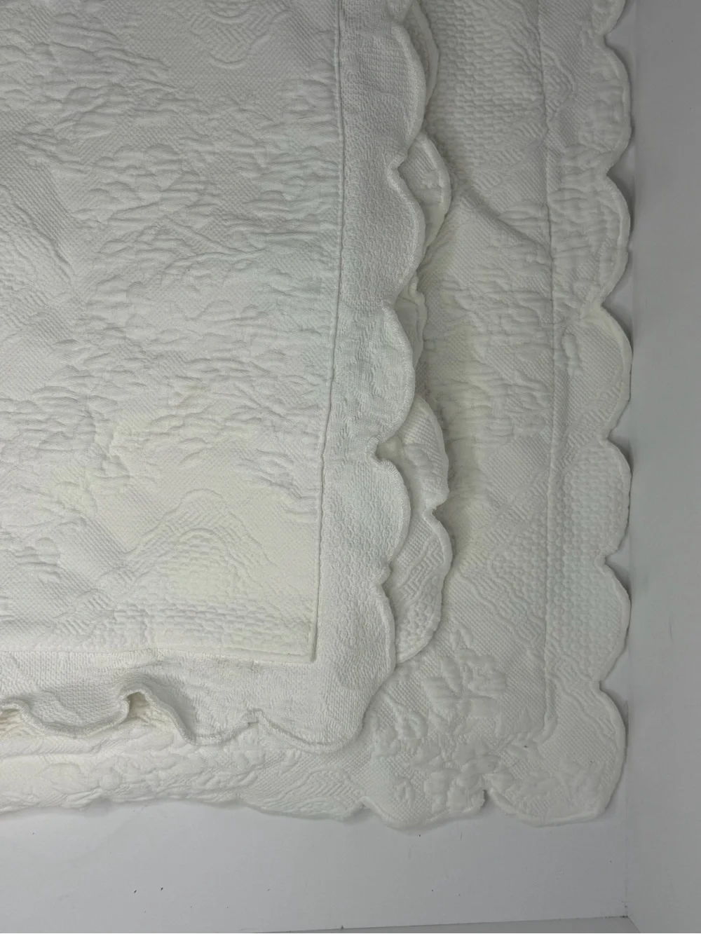 White Cotton Matelasse Quilted Scalloped Pillow Shams Vintage 2